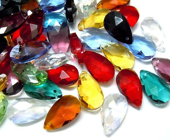 10 x  FACETED TEARDROP CRYSTAL GLASS PENDANTS 16mm x 9mm COLOUR CHOICE