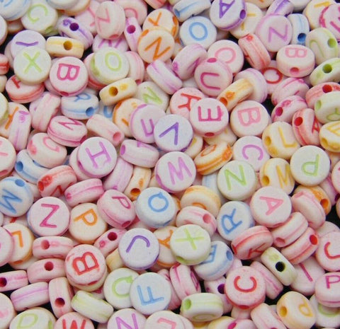 500 MIXED ALPHABET ACRYLIC BEADS 7mm ROUND PASTEL COLOURS ACR110