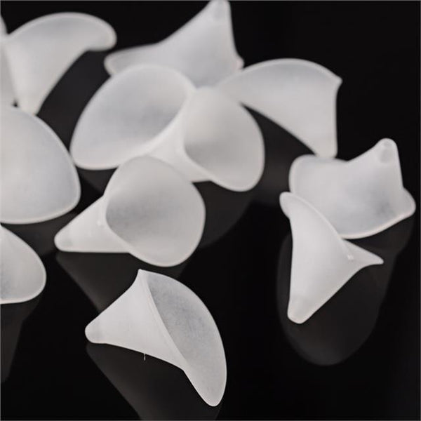 30 WHITE FROSTED LUCITE ACRYLIC LILY FLOWER  BEADS 25mm TOP QUALITY LUC13